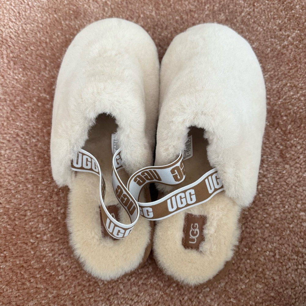 BRAND NEW UGG SLIPPERS 
- size 6 big kids (size 8 woman’s)